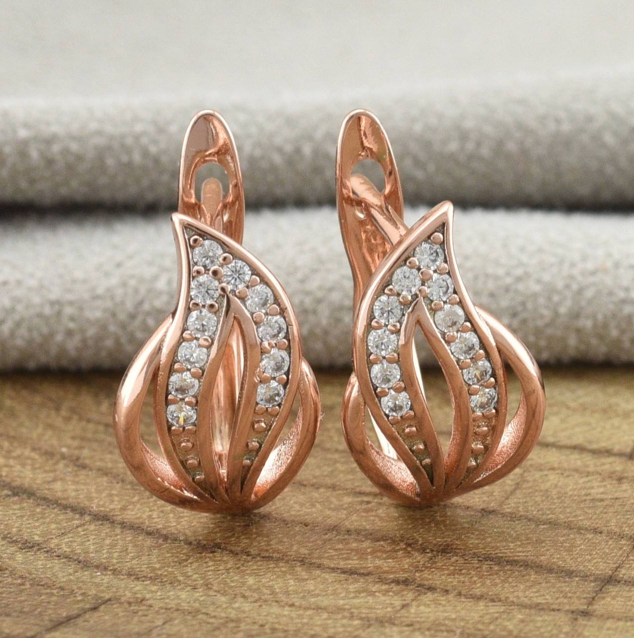 

Серьги Xuping 30902 размер 14х9 мм вес 2.3 г белые фианиты позолота РО