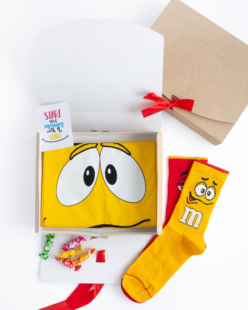 

Подарочный набор женский. Футболка жёлтая с принтом "M&M's", носки с принтом "M&M's", Желтый