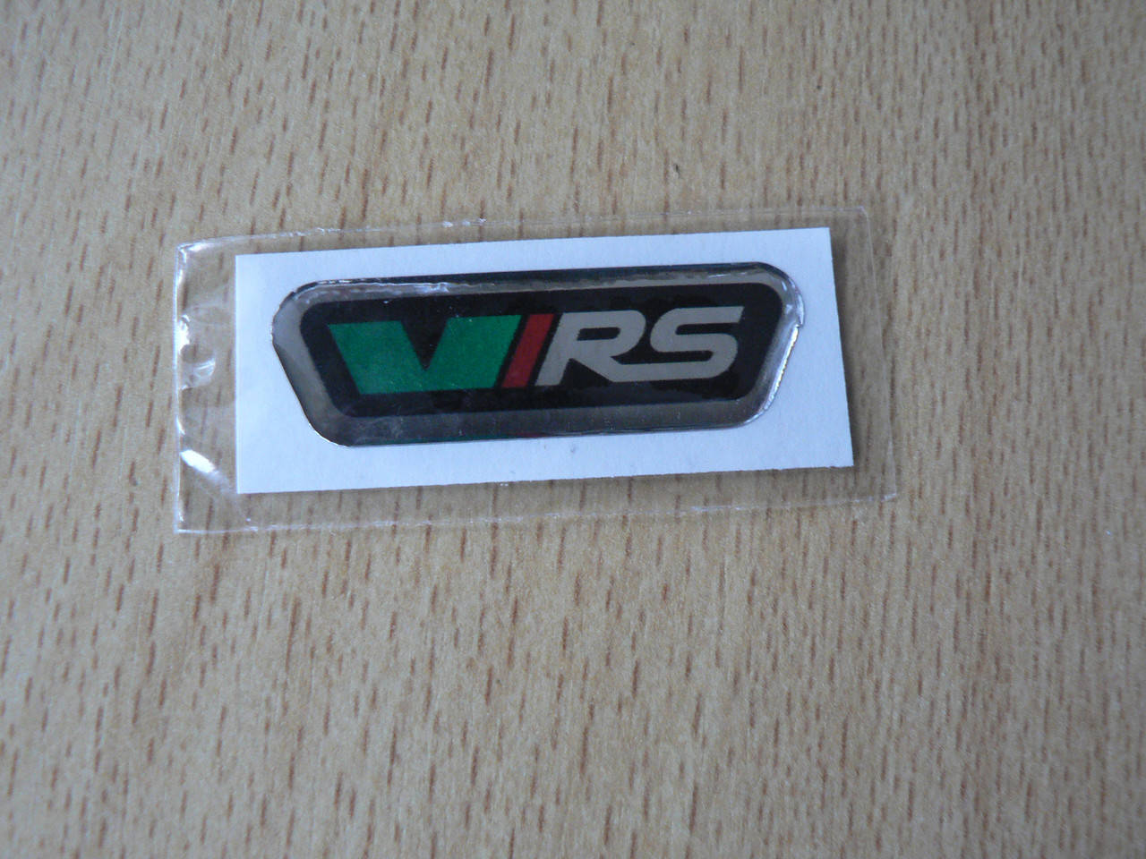

Наклейка s силиконовая надпись V/RS 40х13х1мм малая врс vrs Skoda Шкода черный фон серебристая рамка
