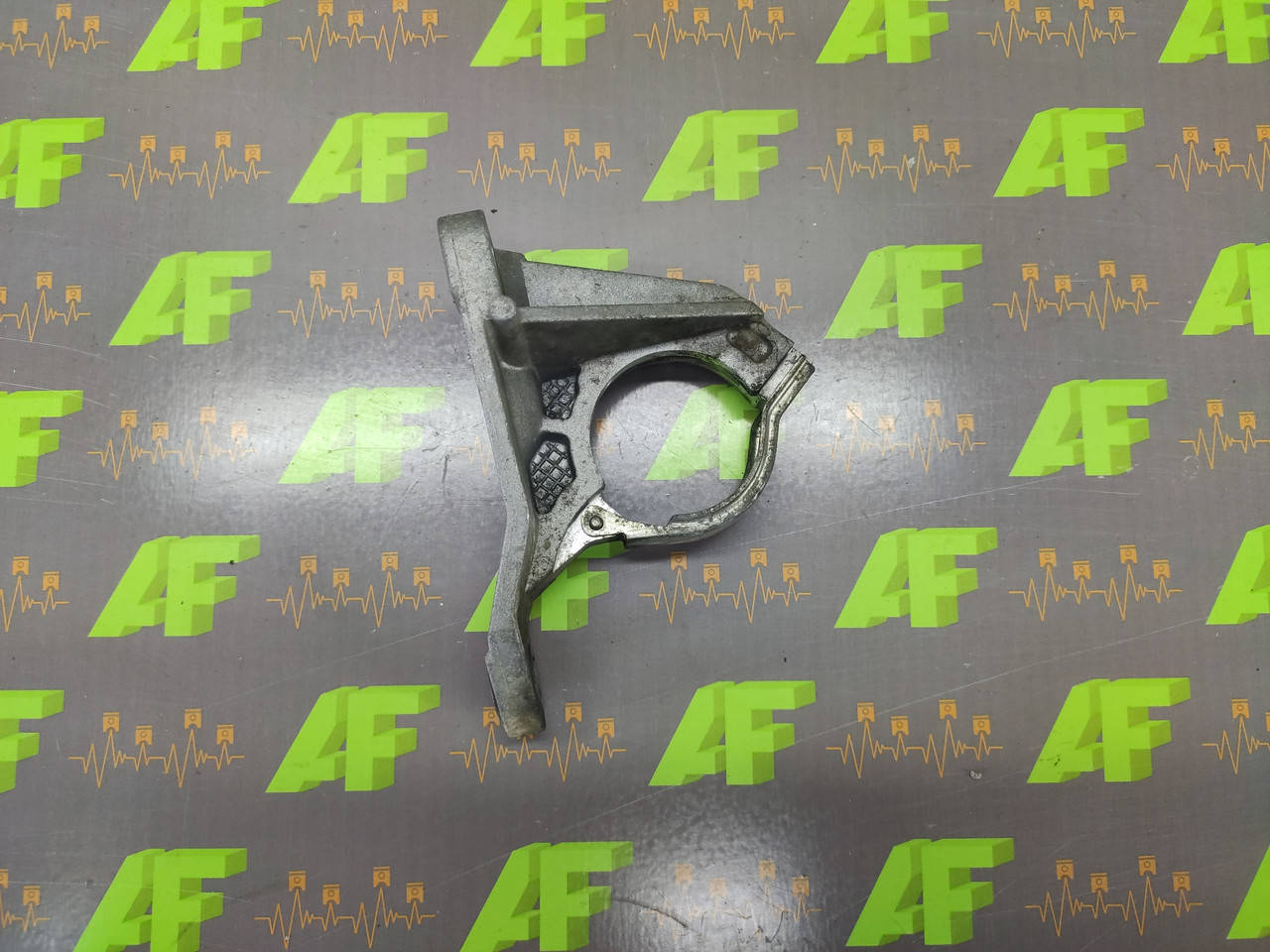 

Кронштейн подвесного подшипника полуоси правой Renault Kangoo 8200371715