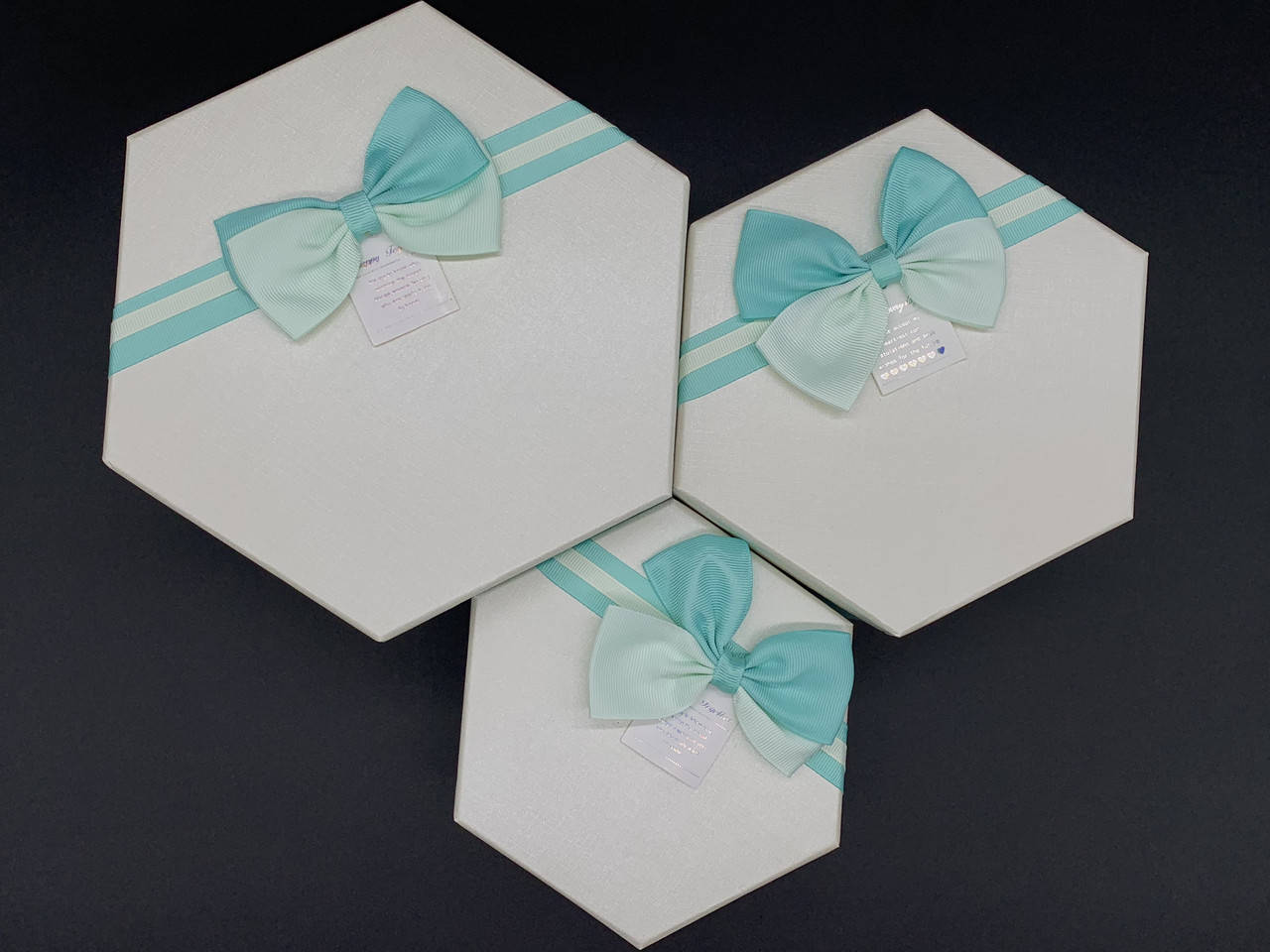 

Коробка подарочная шестиугольная с бантиком. 3шт/комплект. Цвет бело-бирюзовый. 19х10см