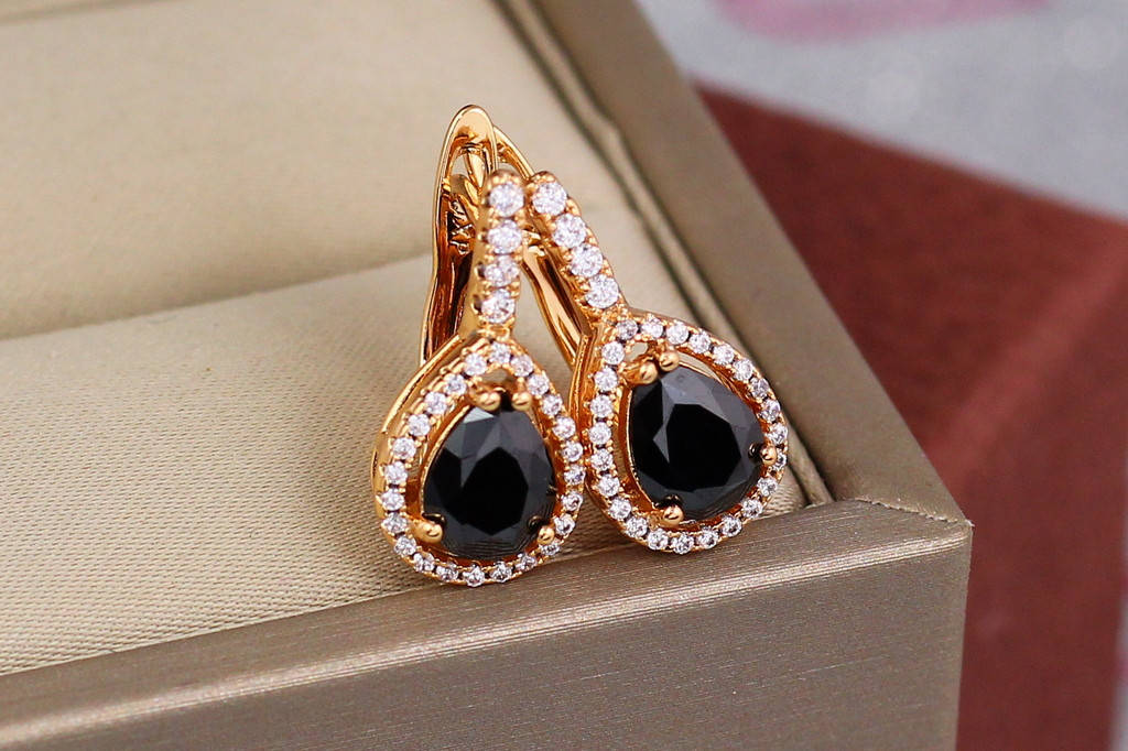 

Серьги Xuping Jewelry черная капля в ободке из камешков 2 см золотистые