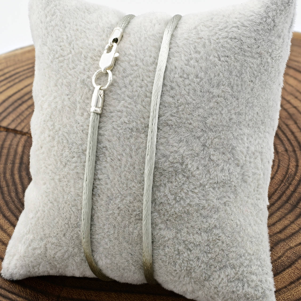 

Шнурок шелковый цвет светло-серый ширина 2 мм вес серебра 0.7 г длина 45