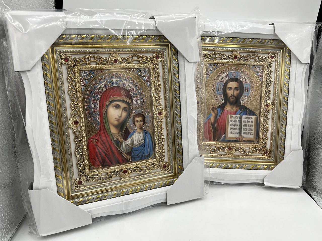 

Икона парная в белых деревянных рамках