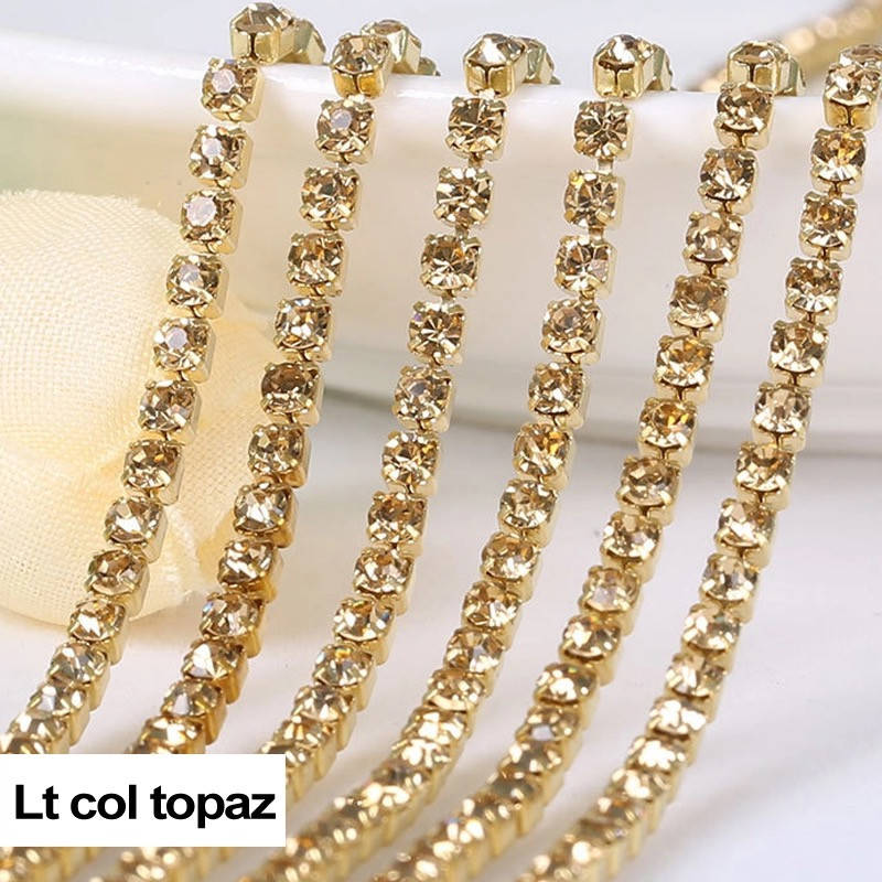 

Стразовая цепочка, цвет Lt Col Topaz, ss6 (2mm), металл золото, 1м