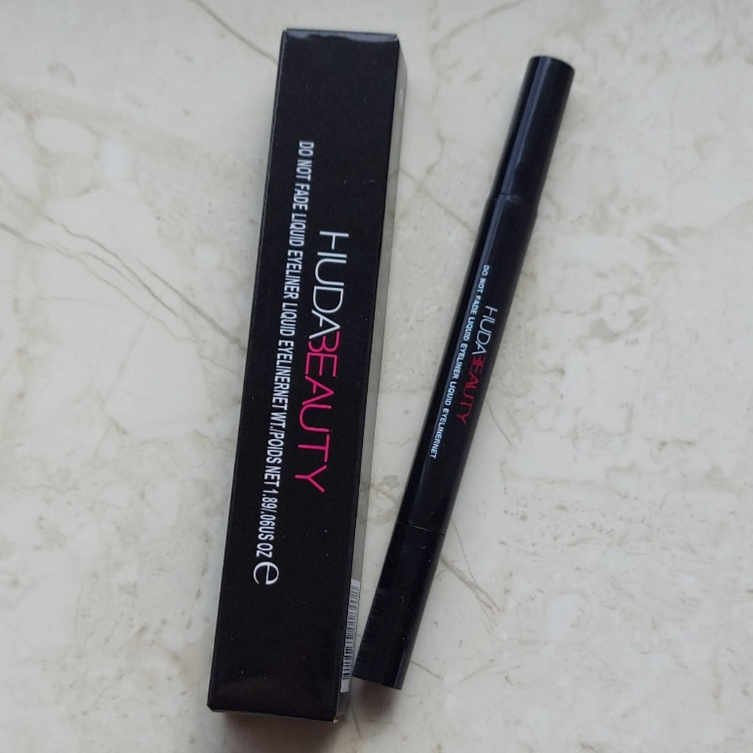 

Двусторонняя черная подводка-фломастер для глаз HudaBeauty