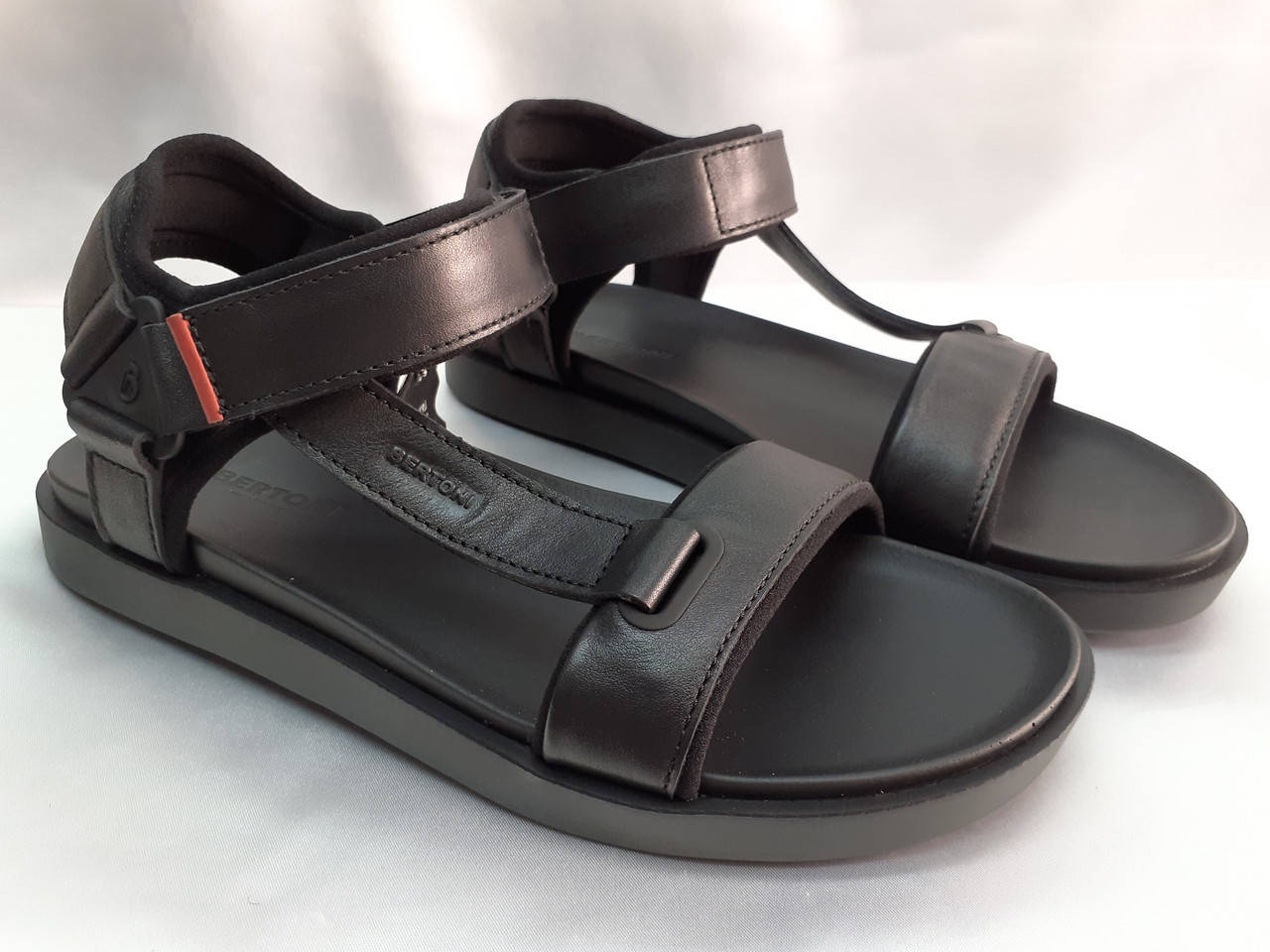 

Стильные кожаные комфортные чёрные сандалии Bertoni, Черный