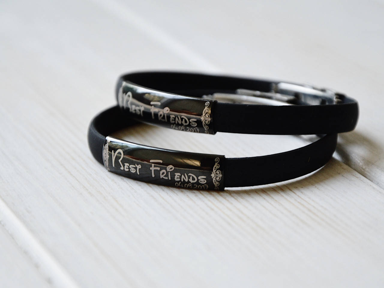 

Парные браслеты с гравировкой из силикона унисекс на руку