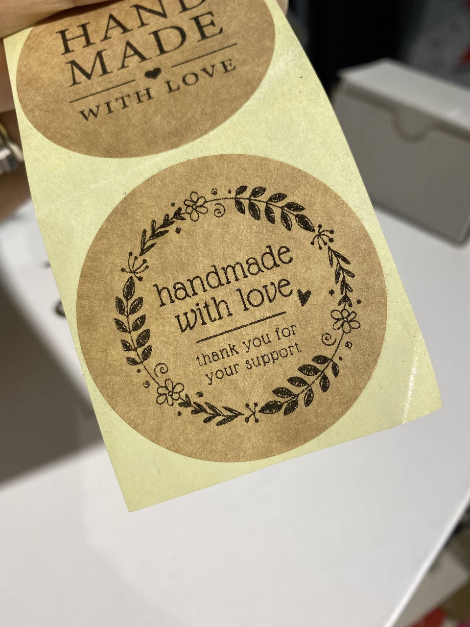 

Этикетки крафт самоклеящиеся круглые 50мм в рулоне