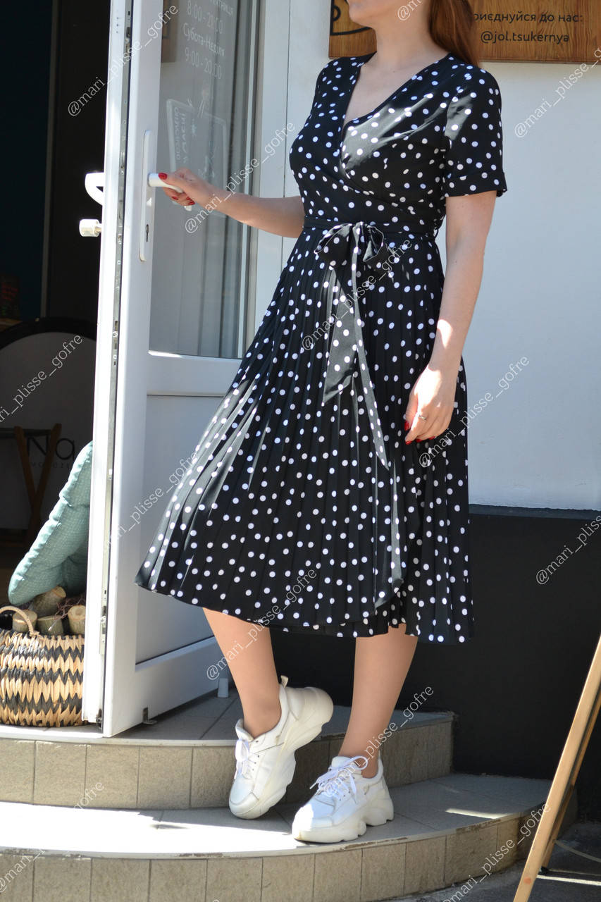 

Платье плиссе на запах в горошек