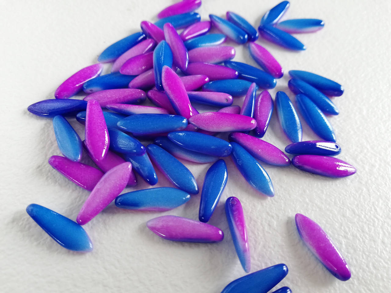 

Чеські намистини Glass Daggers 5 x 16 mm (1 отвір) Chalk White Funky Blue