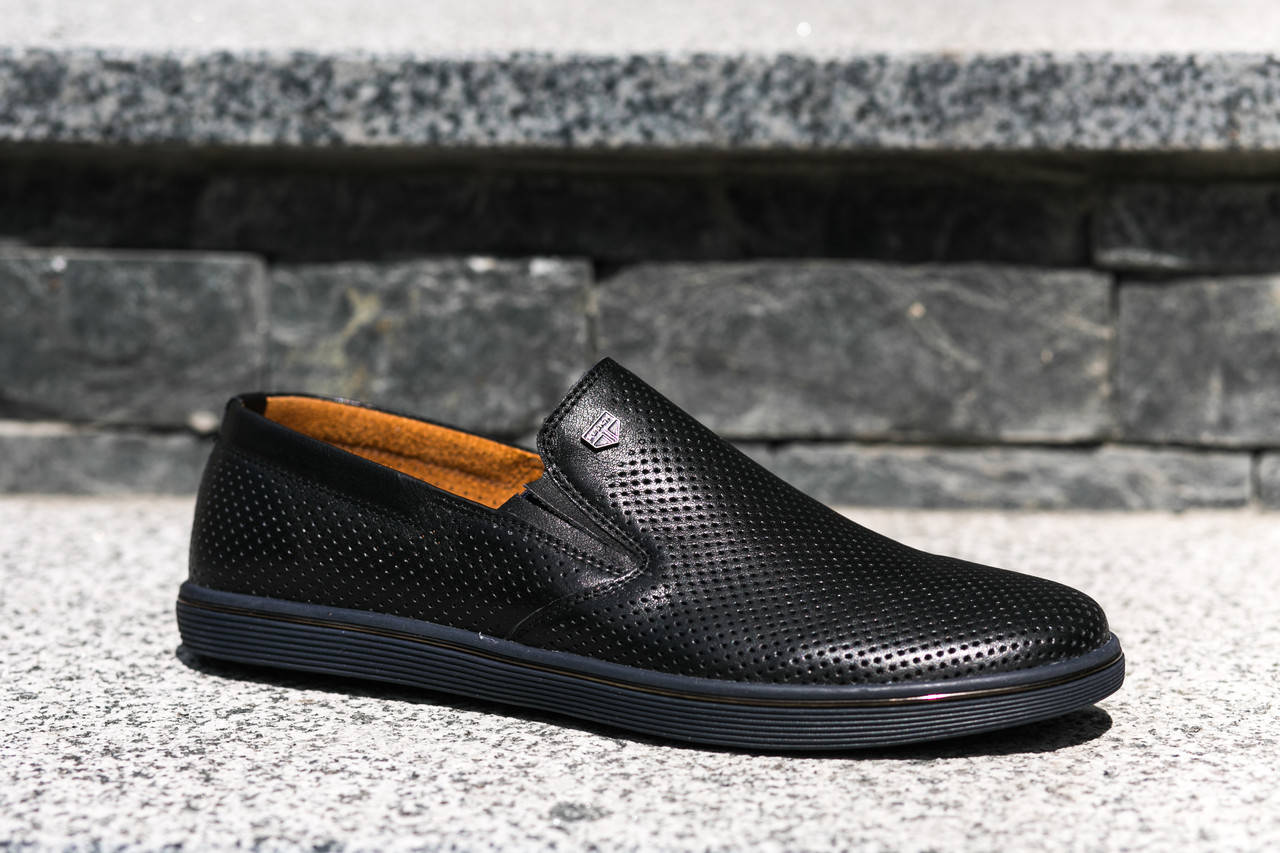 

Чоловічі шкіряні мокасини з перфорацією - легке літнє взуття для Вас!