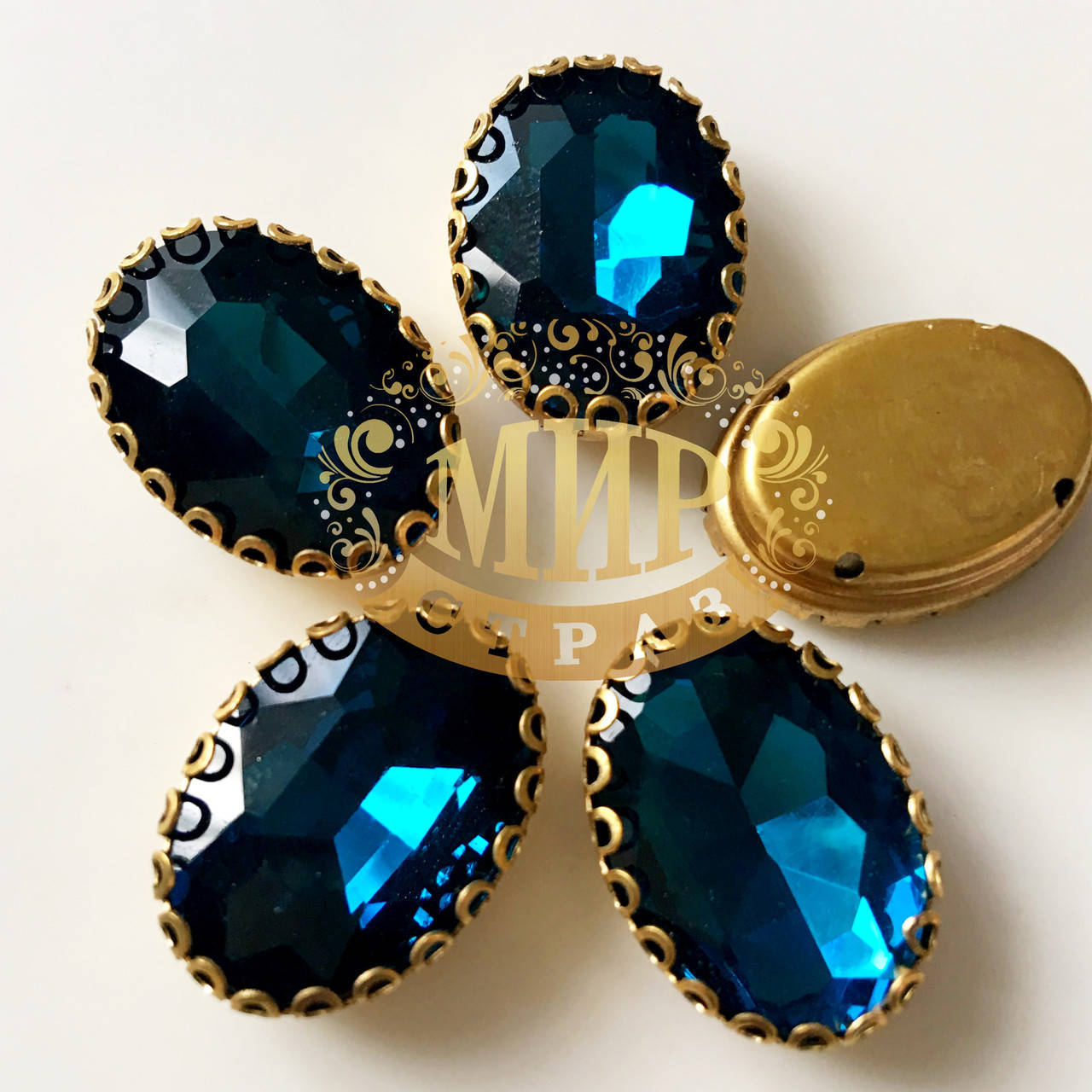 

Овал в ажурной золотой оправе Цвет Blue Zircon Размер 13х18мм