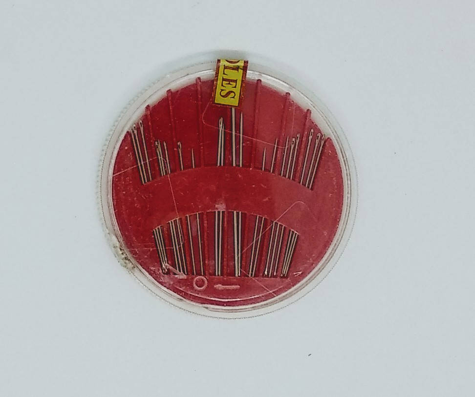 

Иголки для шитья в круглом контейнере