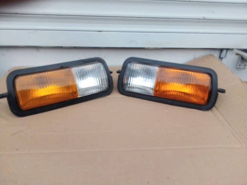 

Подфарники ВАЗ 21214 НИВА - ТАЙГА, желто - белое стекло ( к-т лев, прав.)