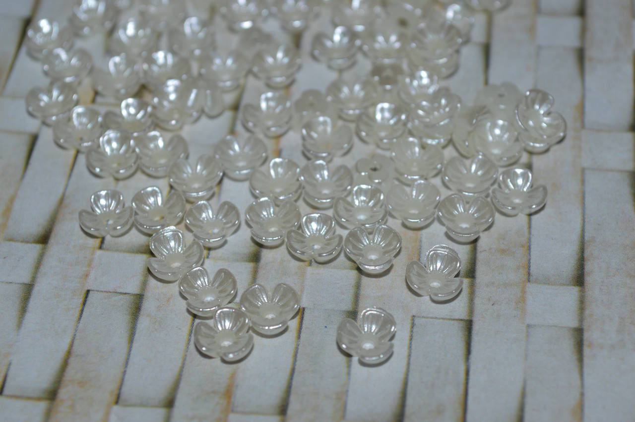 

Цветочек жемчужный белый. бусины. акрил. 7 на 3 мм