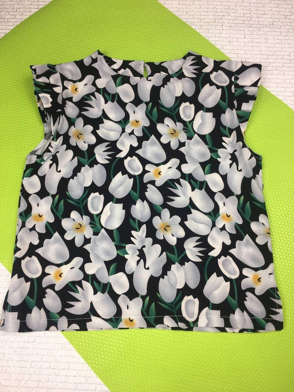 

Летняя цветочная блузка на девочку 134, 140, 146, 152, 158 см, белый + чёрный 146