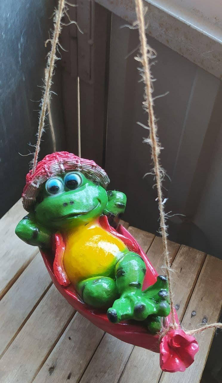 

Садовая фигура "Подвесная жаба в гамаке"