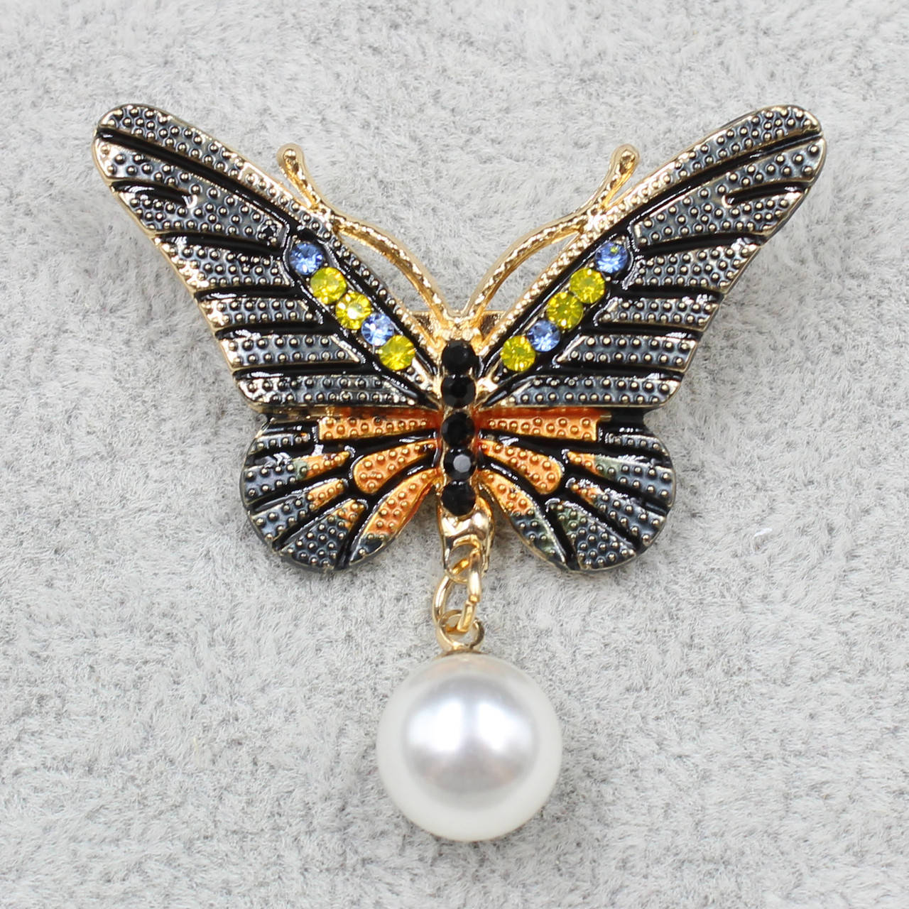 

Брошь в виде бабочки Janet Lux разноцветной эмали с желтыми и голубыми стразами золотистого цвета с жемчугом