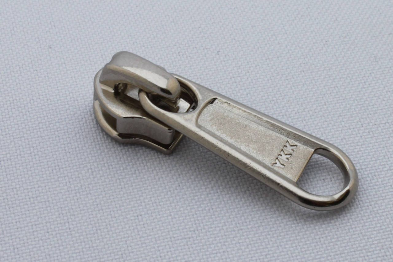 

Бегунок(собачка) для спиральной молнии YKK № 5, цвет - никель, артикул СК 5120