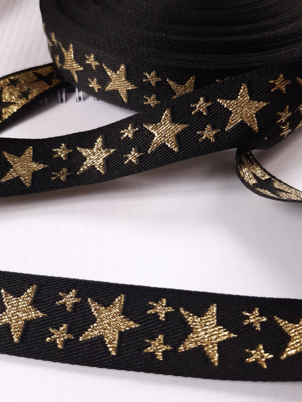 

Черная репсовая лента вышитая золотыми звёздами. Ширина 25мм, Черный