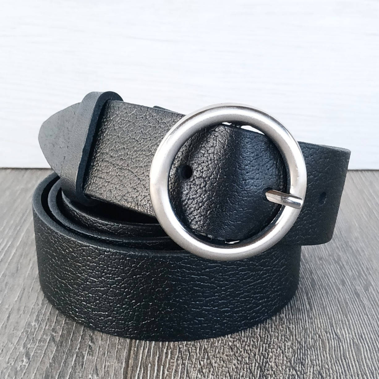 

Ремень женский черный кожаный