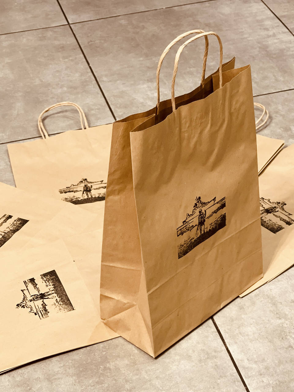 

Бумажный пакет с ручкой и рисунком (военный корабль...) 230*350*150, Коричневый