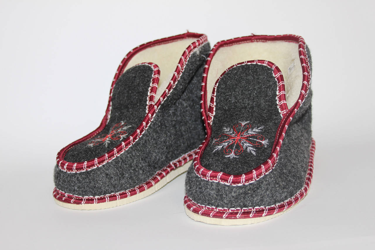 

Чуни-галошы из натуральной овчины свышивкой 39