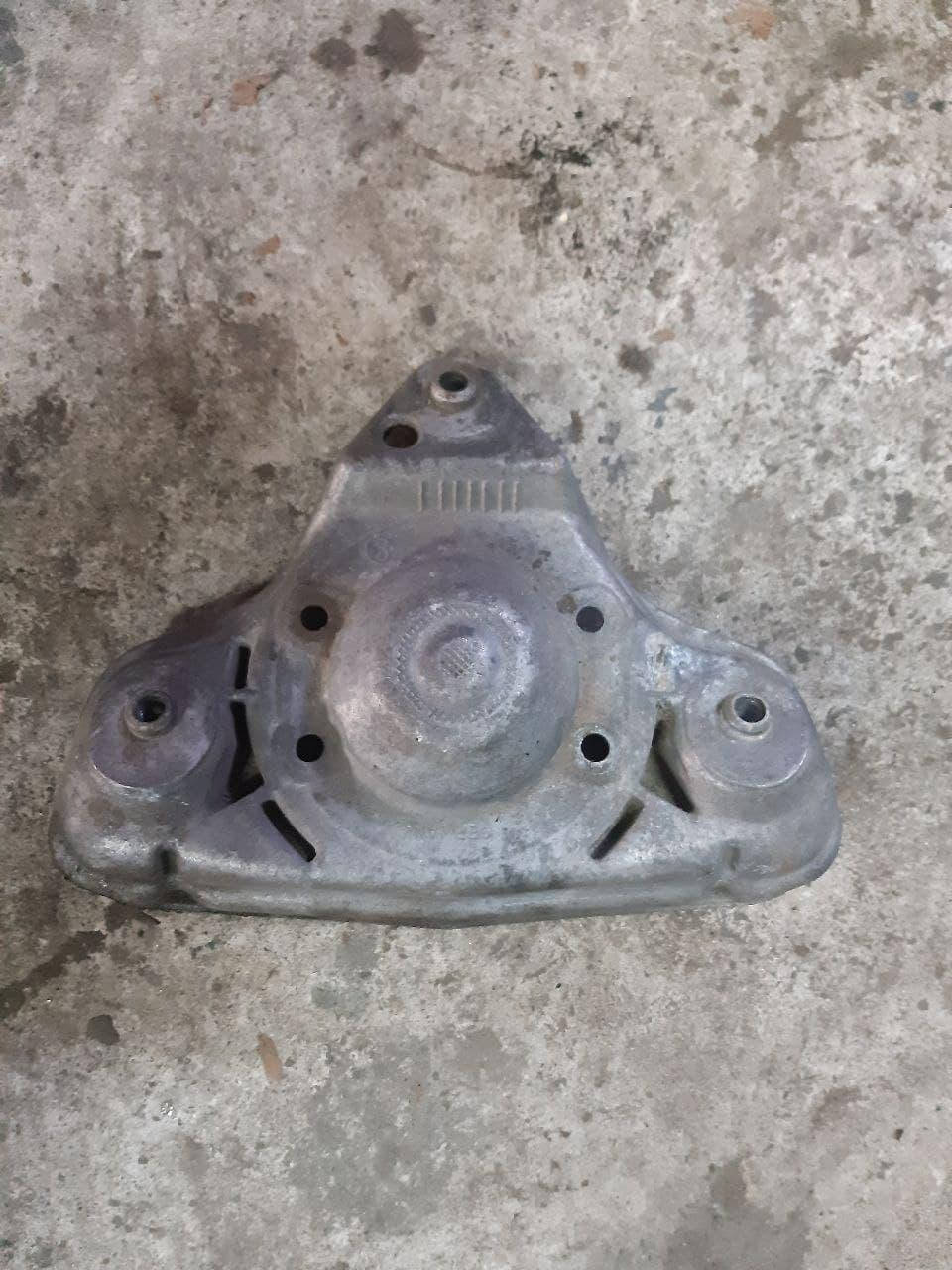 

Кронштейн опоры амортизатора передний Audi A6 C5 8D0412383E