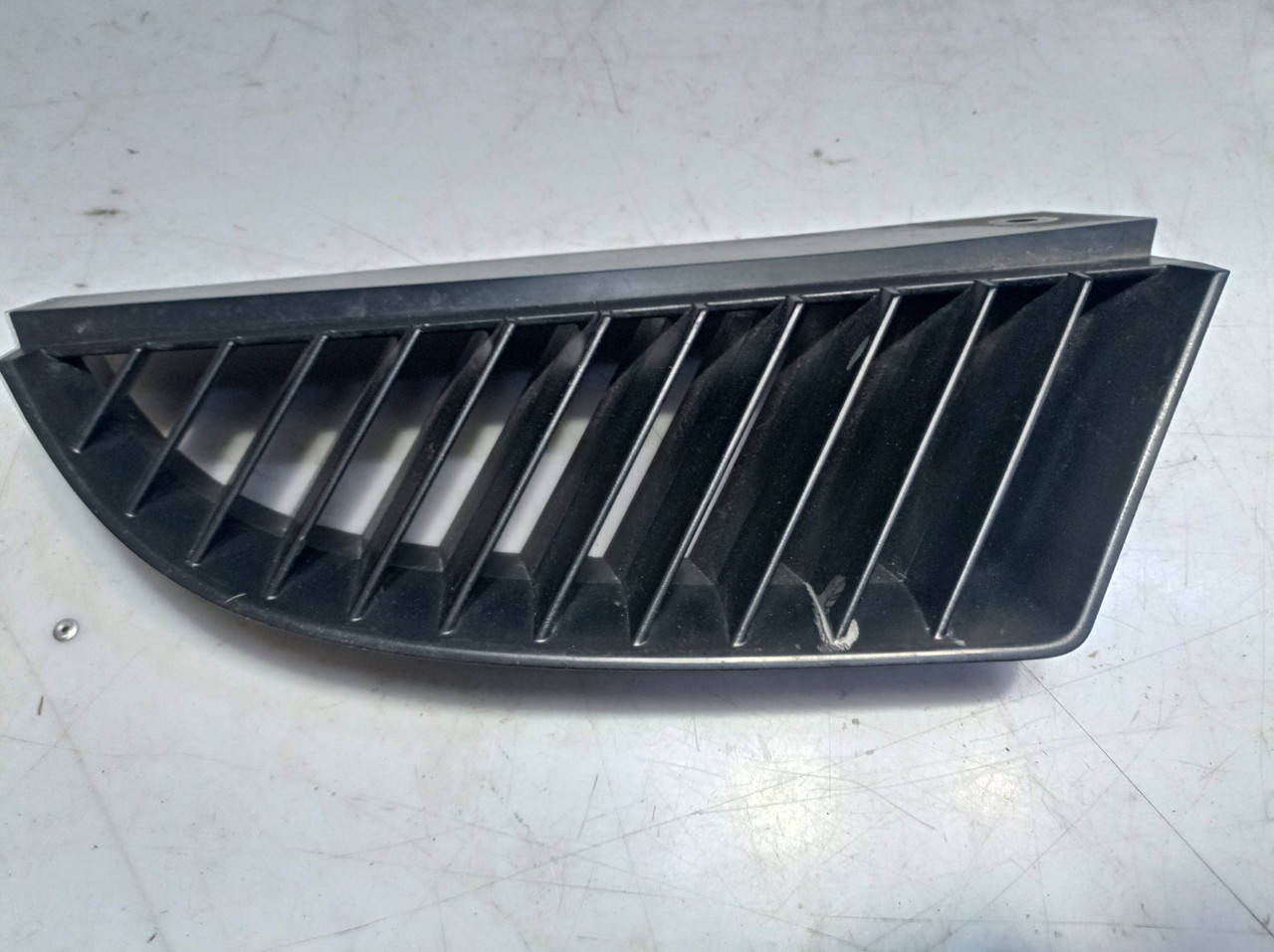 

Решетка радиатора правая Mitsubishi Colt (Z30), Митсубиси Кольт (Z30), MN127774, Черный