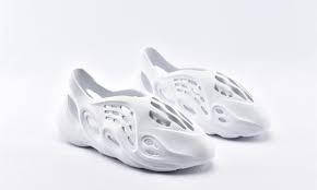 

Резиновые тапки, КРОССОВКИ YEEZY FOAM