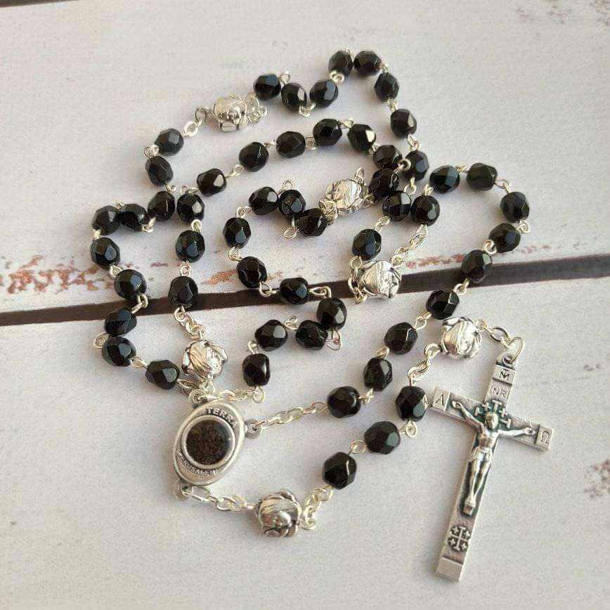 

Вервиця зі землею Єрусалиму (чорна)