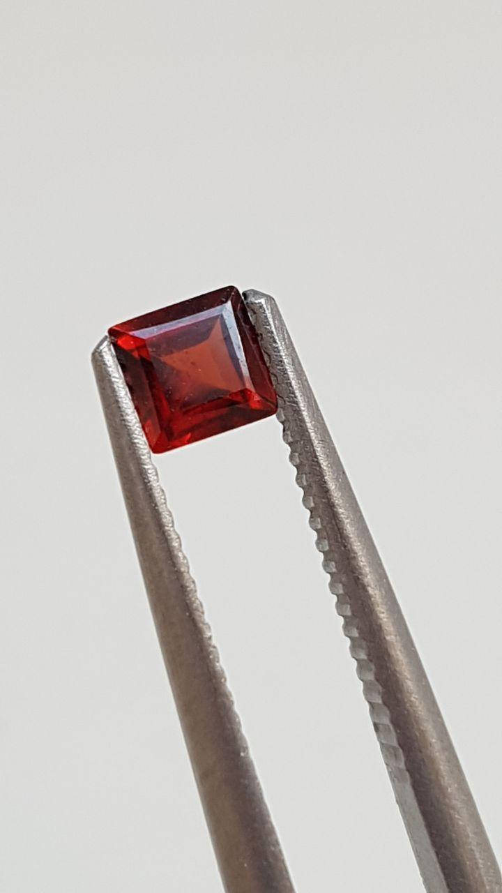 

Натуральный гранат родолит 0.4 ct 3.96 x 3.96 x 2.36mm