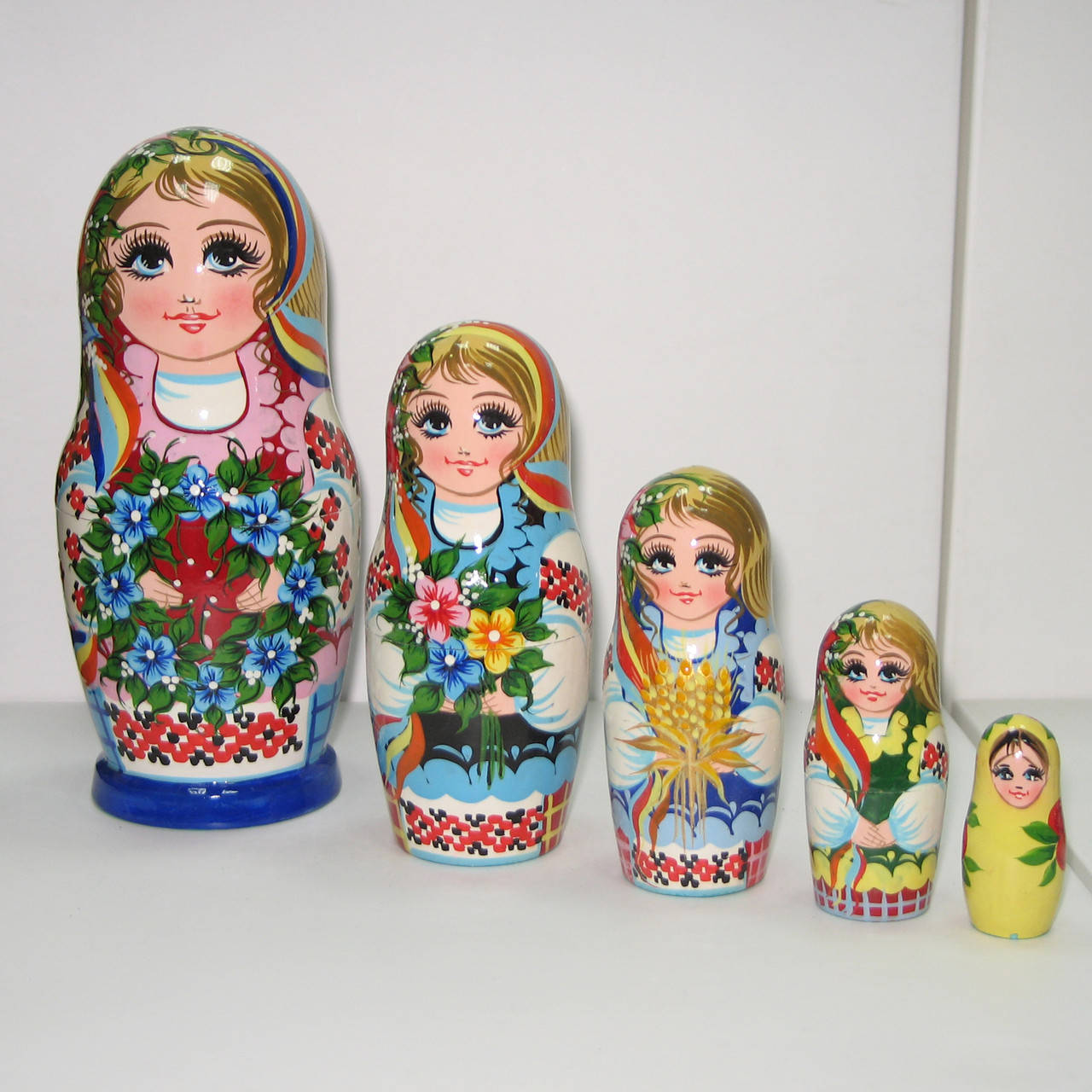 

Матрешка с цветочными мотивами