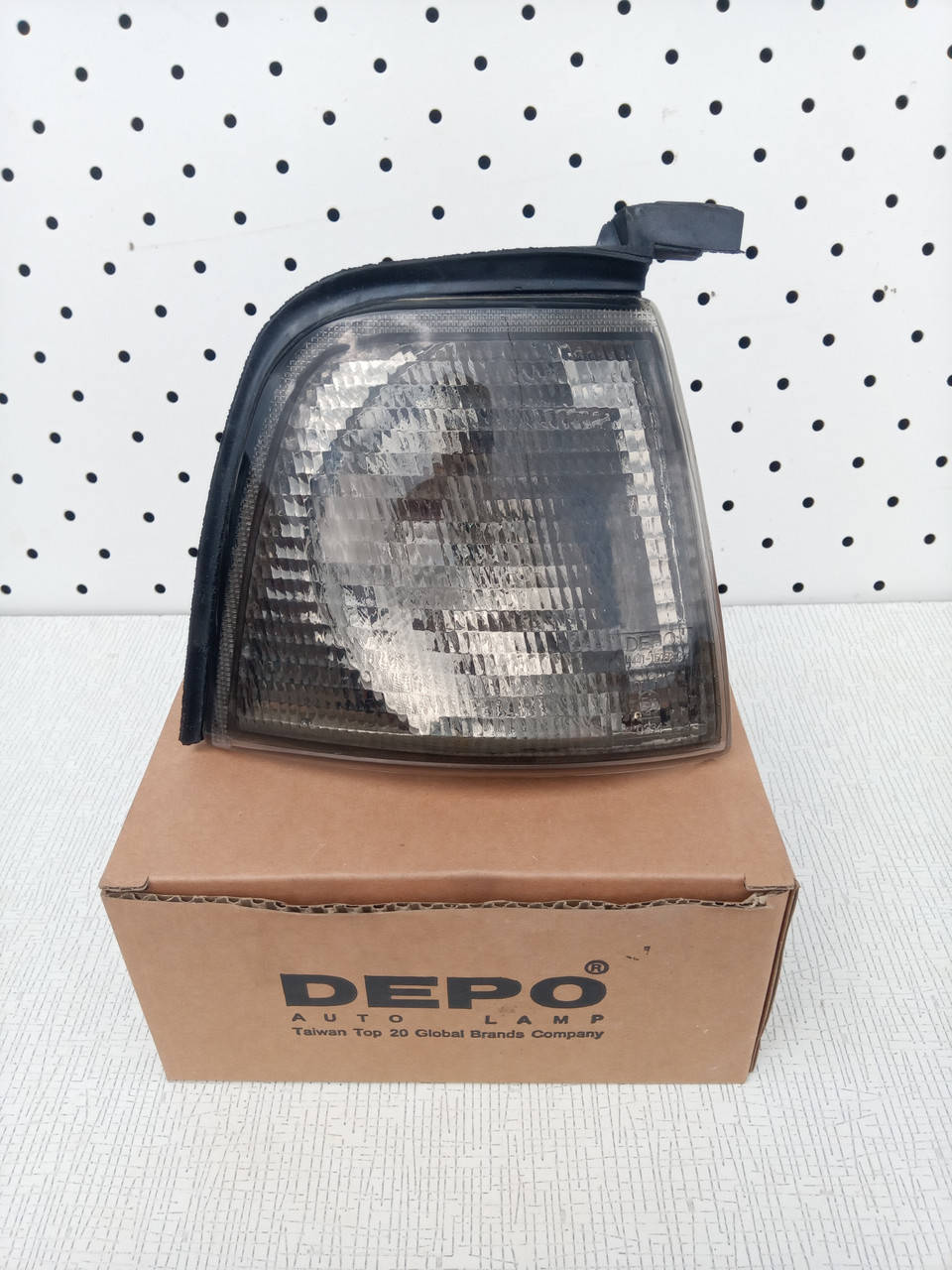 

Указатель поворота правый черный Ауди 80 б3-б4 Авант