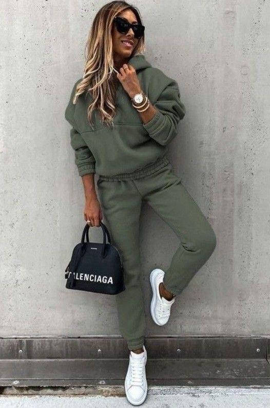 

Женский костюм двойка. Размеры: 42-44, 46-48, 50-52. Ткань: турецкая трехнить на флисе.хаки молоко беж