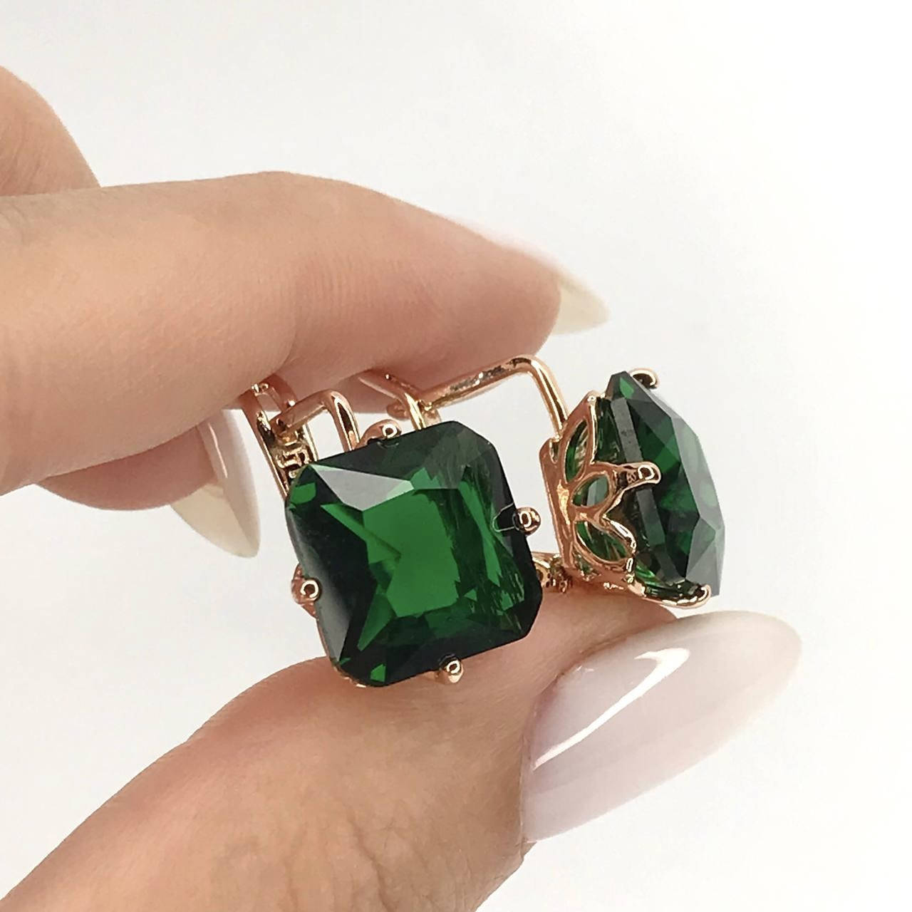 

Серьги с квадратными зелеными цирконами покрытие розовым золотом 18к.