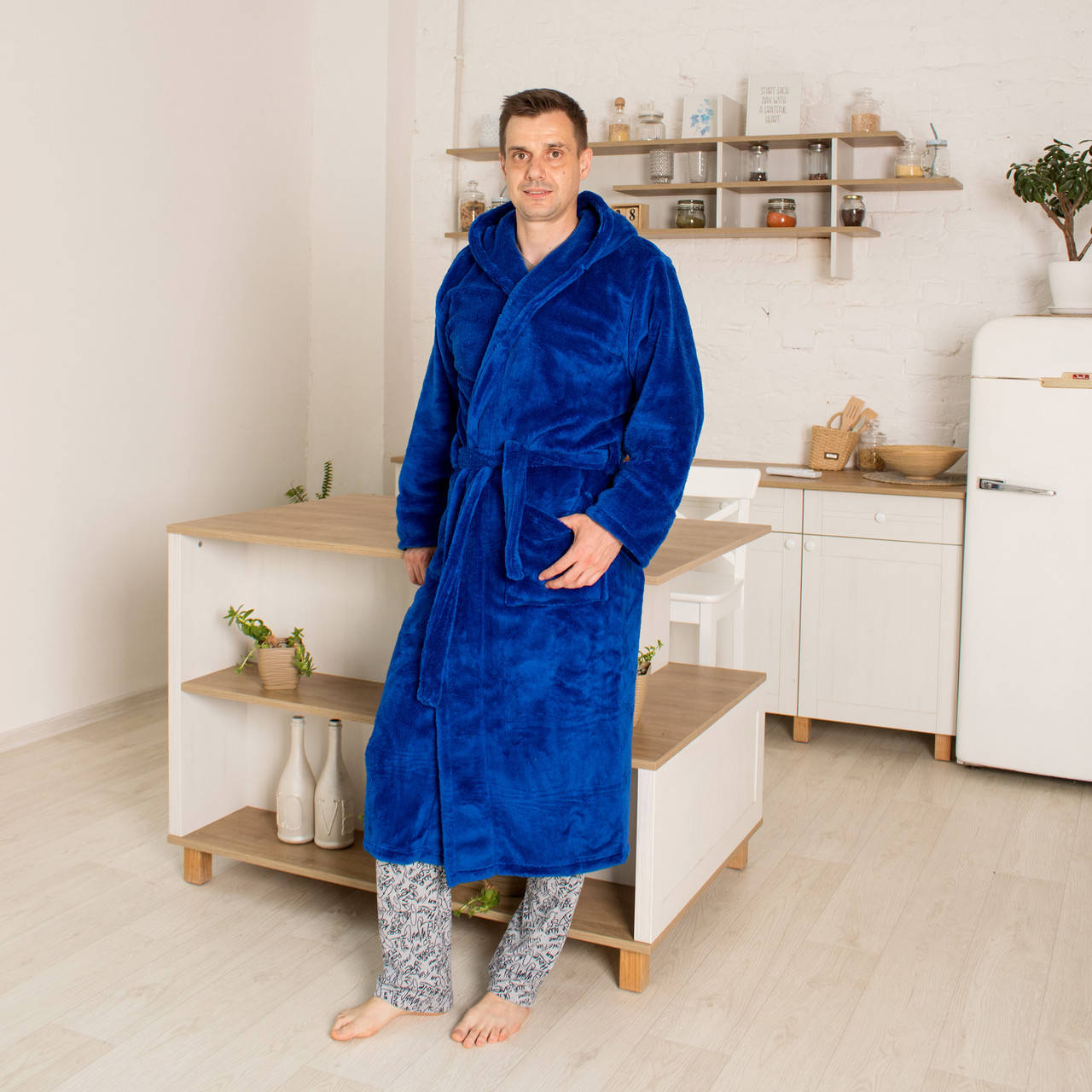 

Мужской махровый халат цвета электрик на запах размер S (46) - 6XL(62/64) 50 (L)