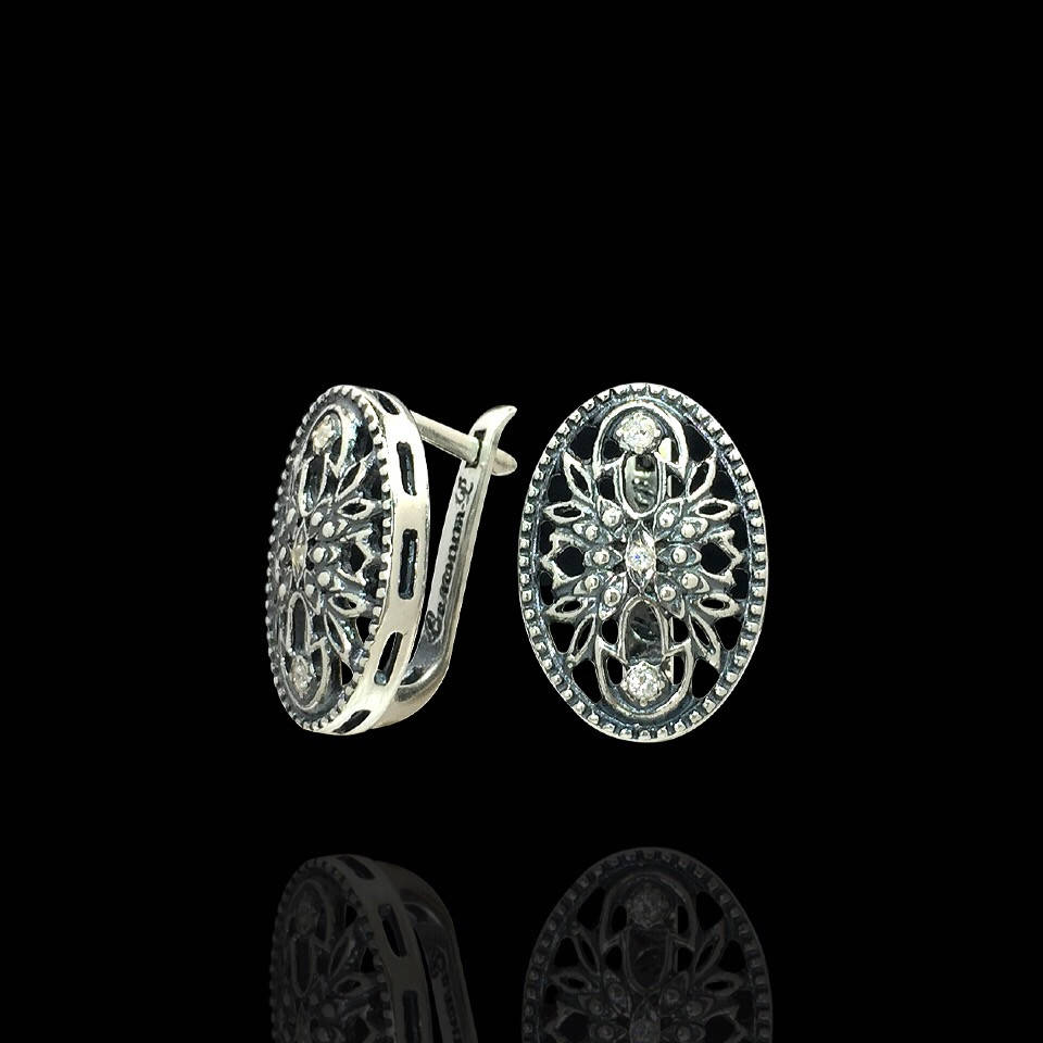 

Серебряные овальные серьги с резным рисунком