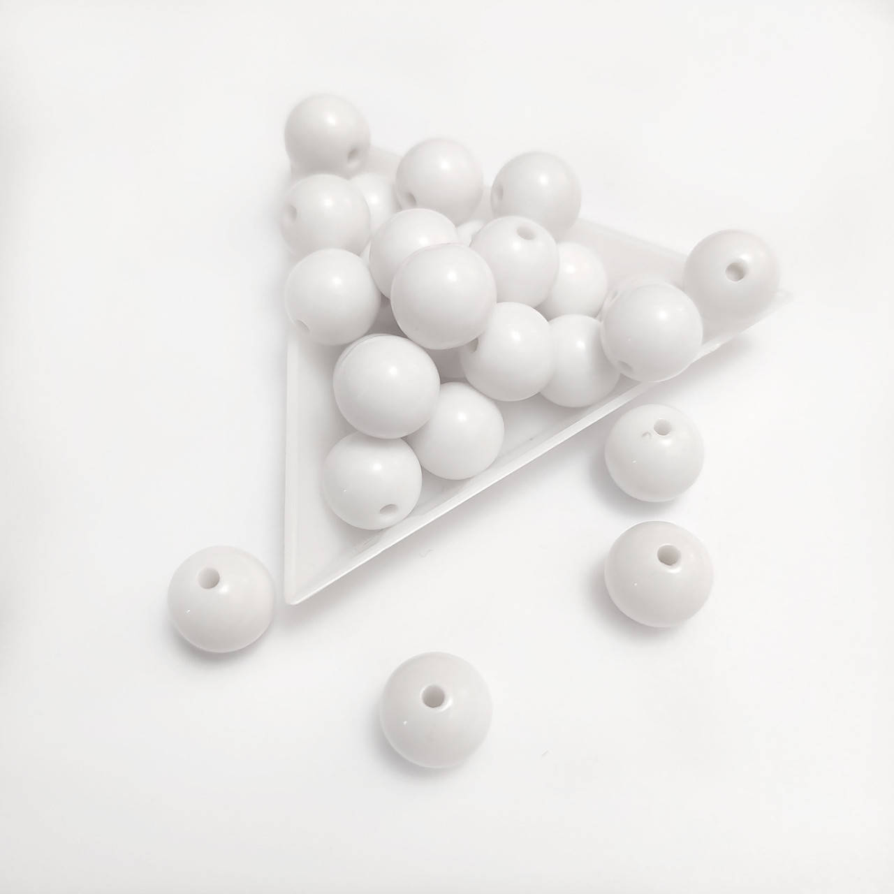 

Бусины 1,2 см. Белые. Акриловые