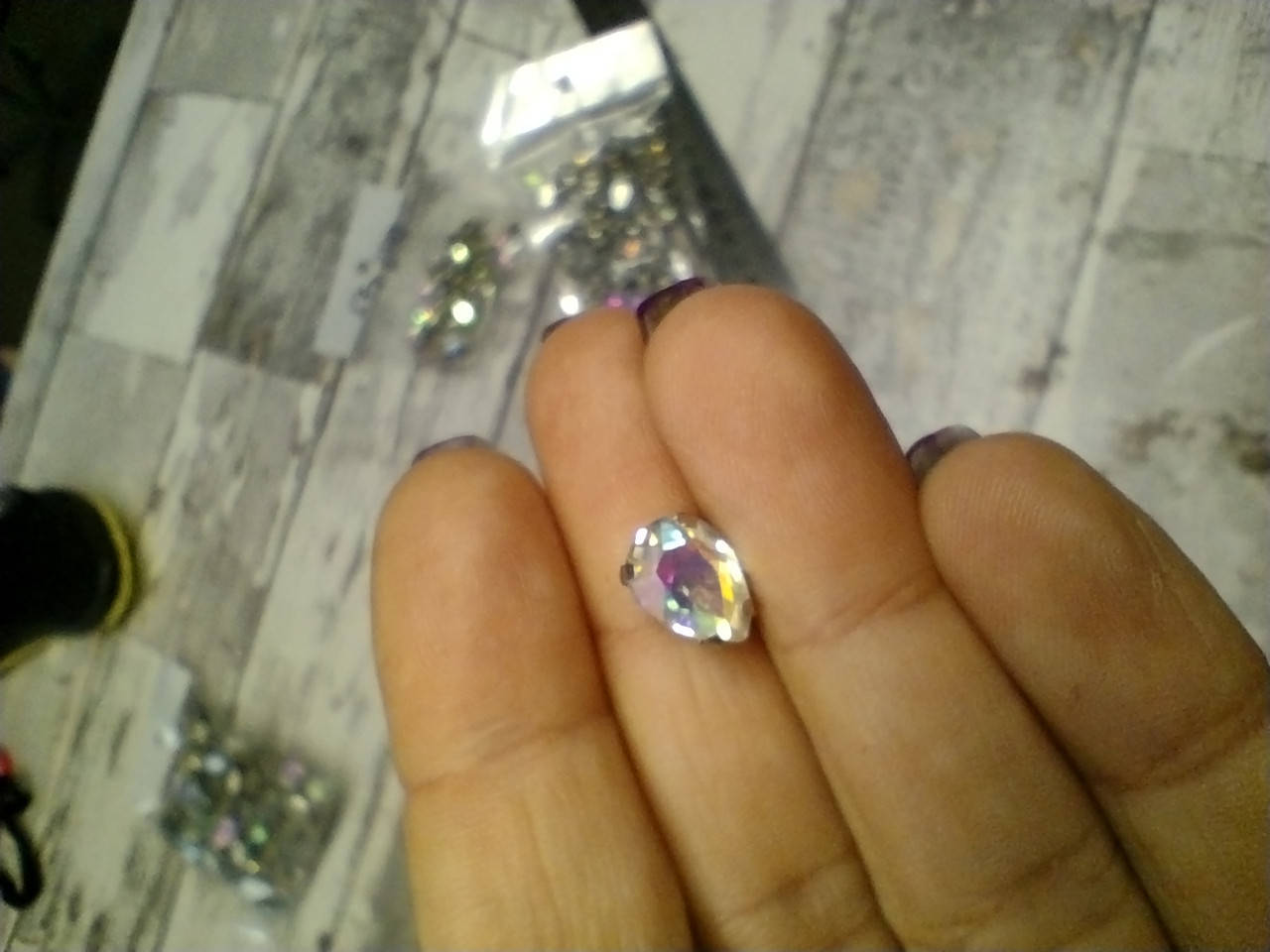 

Камень кристалл пришивной в цапах. Капля 7 мм на 10мм .Белый АВ,