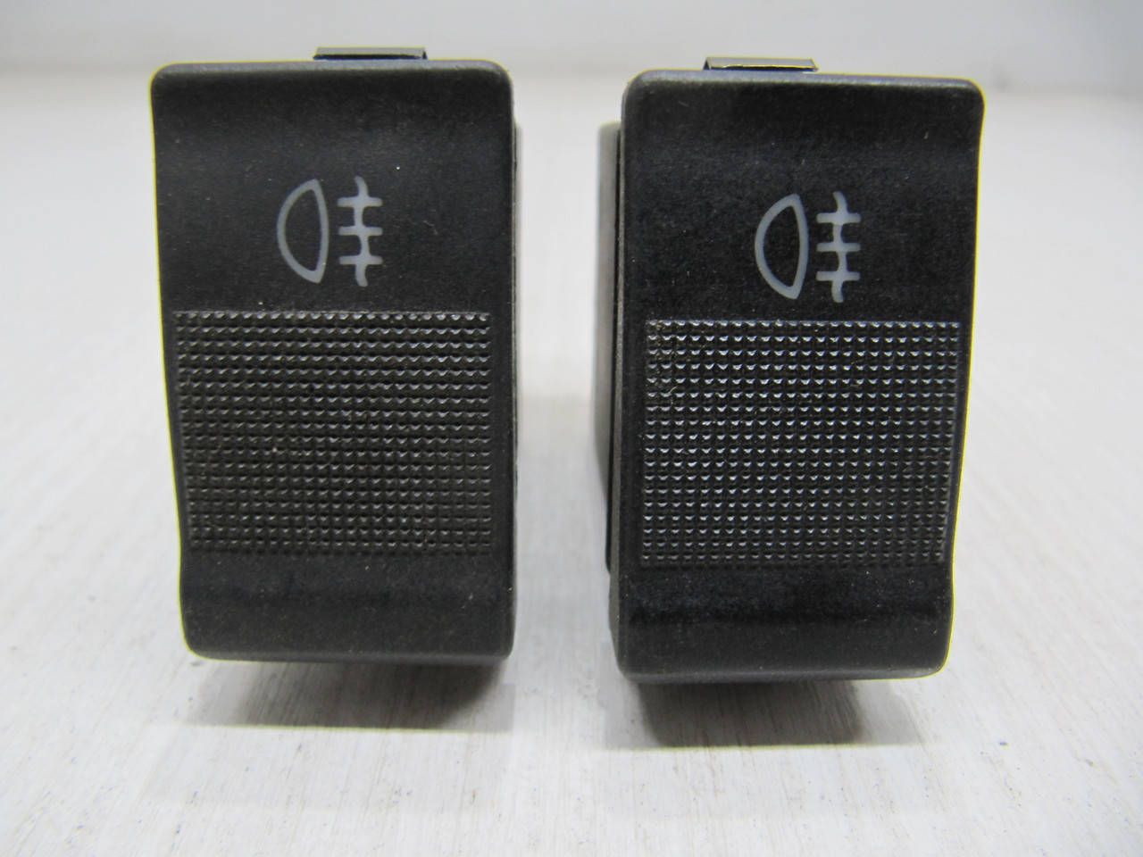 

Кнопка включения ПТФ противотуманок Ауди 80 Б3 Б4 Audi 80 B3 B4 Оригинал 893 941 563