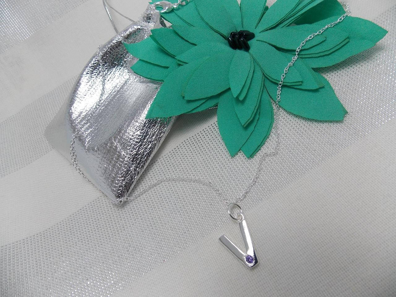 

Подвеска буква V фианит сиреневый покрытие серебро