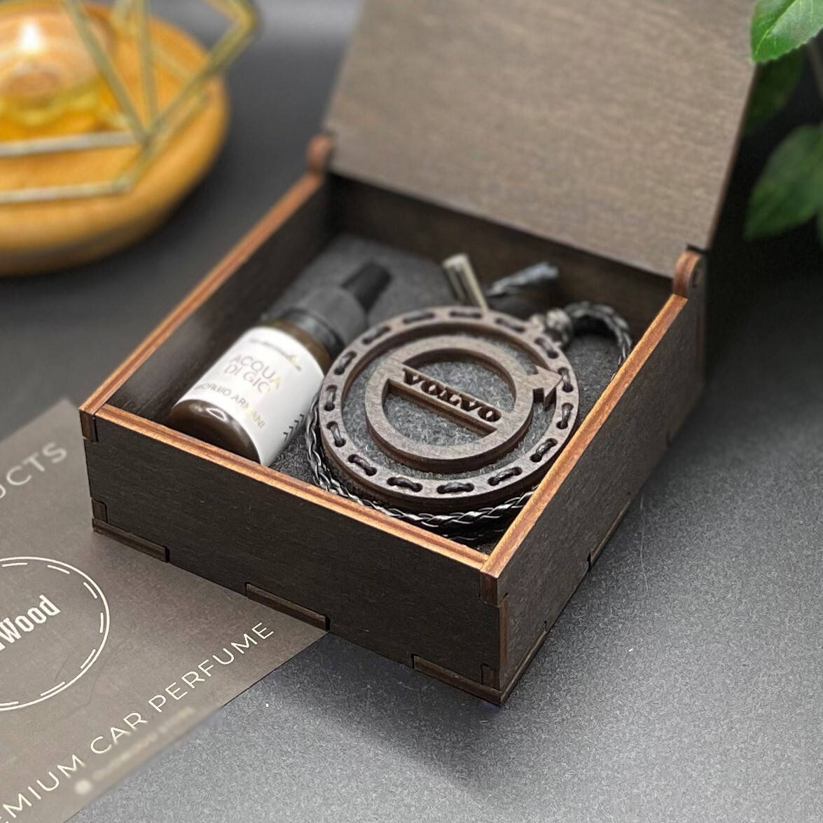 

Ароматизатор в машину из дерева и войлока с логотипом Volvo