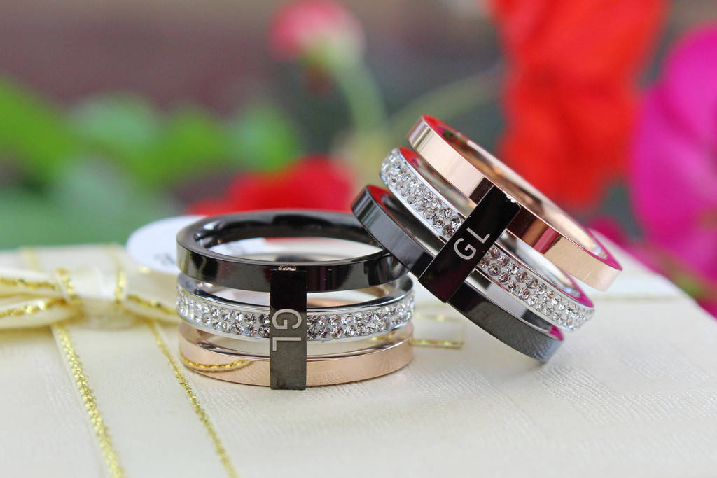 

Кольцо Xuping Jewelry GL тройное с черной полоской р 19 золотистое