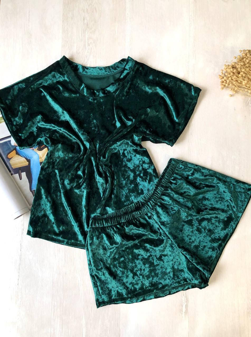 

Велюровая пижама шорты и футболка