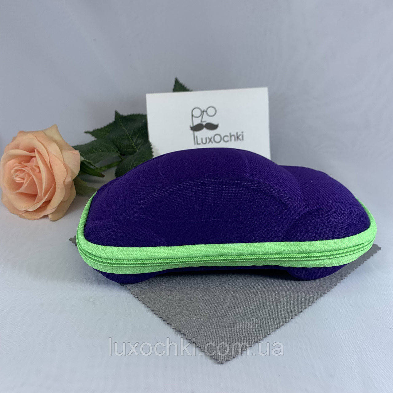 

Жесткий чехол машинка на молнии для детских очков