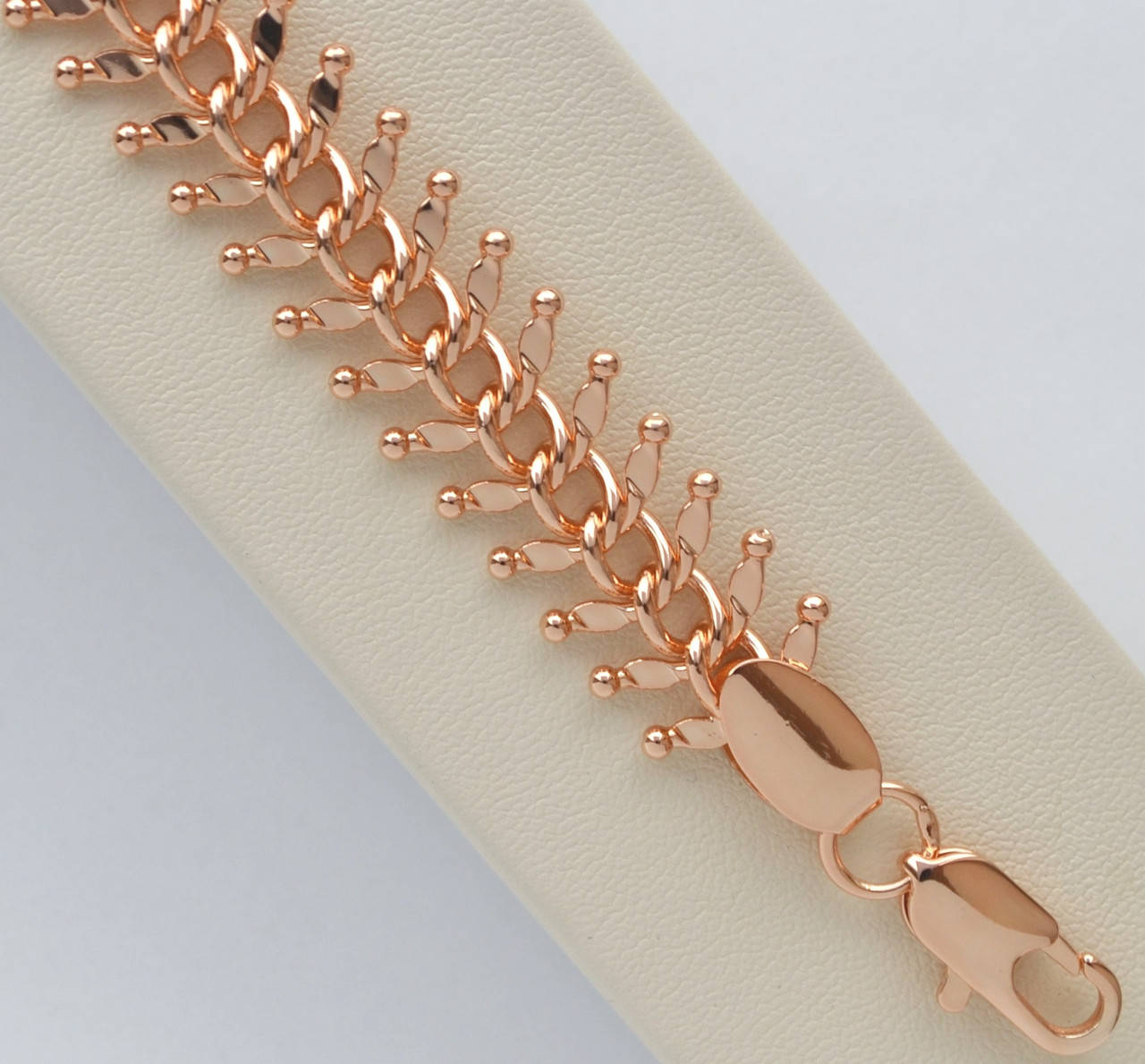 

Браслет плетение елочка покрытие розовым золотом 18к длина 18 см. ширина 11 мм.