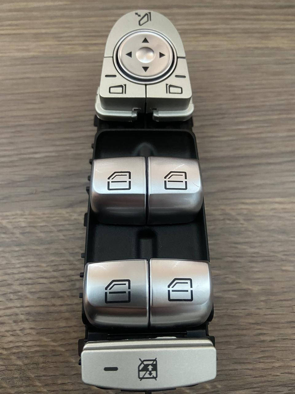 

Блок кнопок управления стеклоподьемника 2229056800 2229056800 Mercedes блок управления стеклоподъемником