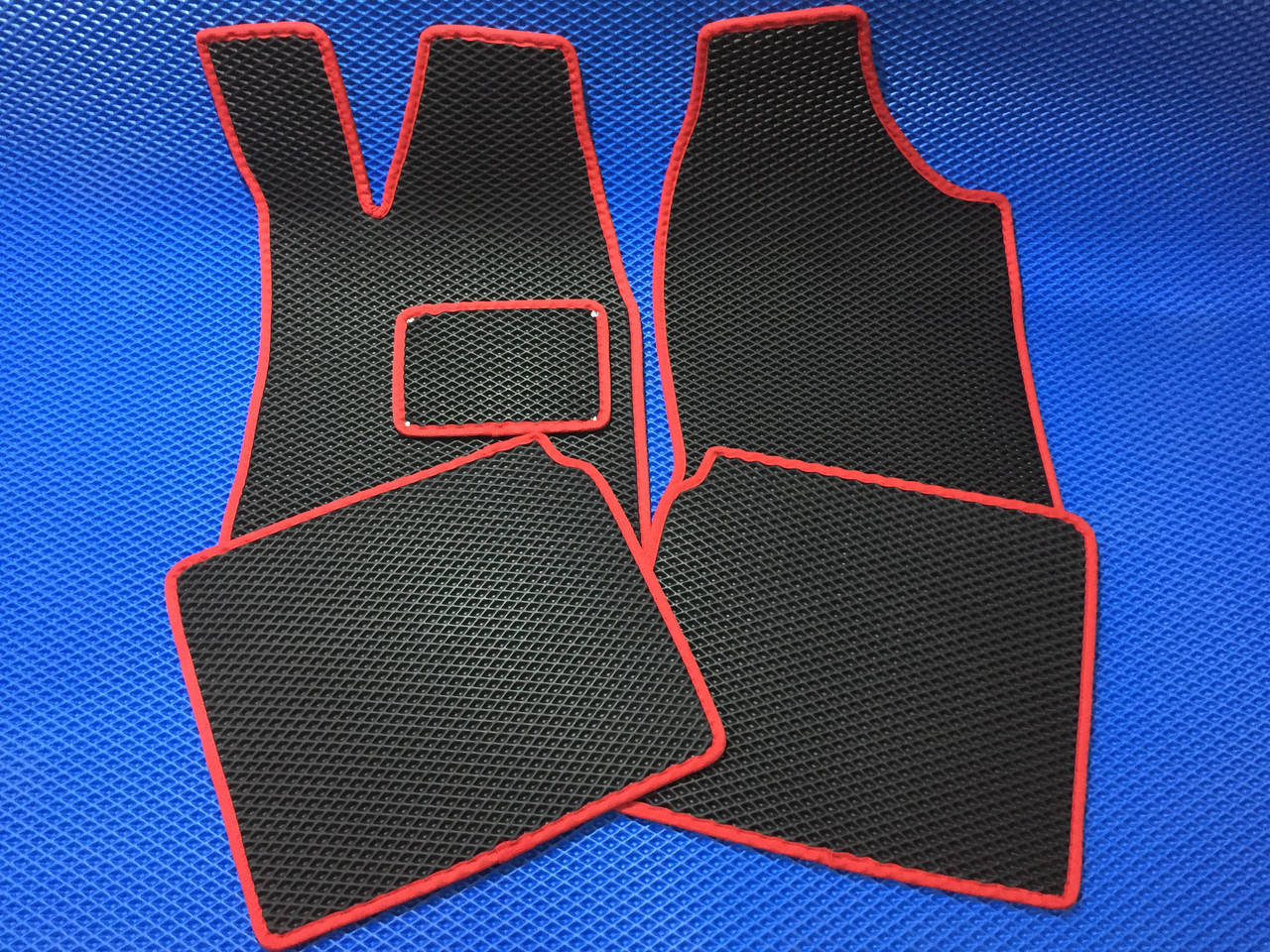 

Автомобильные коврики EVA на ВАЗ 2104